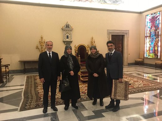 دیدار جمعی از خانواده امام موسی صدر با پاپ در واتیکان دیدار جمعی از خانواده امام موسی صدر با پاپ در واتیکان