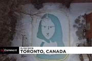 فیلم | نقاشی لبخند ژکوند با پارو روی برف و یخ!
