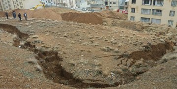 ریزش کوه در شهرکرد/ ساختمان ولی‌عصر در معرض خطر است