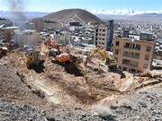 عملیات خاک‌برداری ریزش کوه خیابان جلال آل‌احمد شهرکرد در حال انجام است