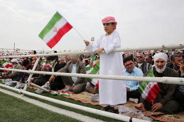 استقبال مردم خونگرم بندر لنگه از رییس جمهور در ورزشگاه تختی