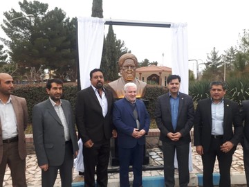 نصب سردیس در ابتدای معابر و پارک‌های مزین به نام شخصیت‌های ملی در کرمان