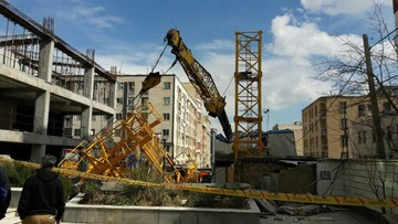 سقوط جرثقیل پروژه ساختمانی در بزرگراه اشرفی اصفهانی
