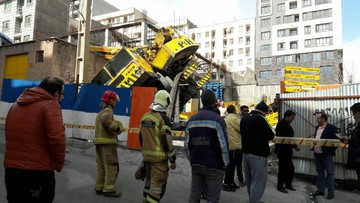 سقوط جرثقیل پروژه ساختمانی در بزرگراه اشرفی اصفهانی