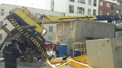 سقوط جرثقیل پروژه ساختمانی در بزرگراه اشرفی اصفهانی