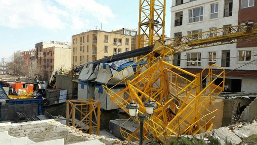 سقوط جرثقیل پروژه ساختمانی در بزرگراه اشرفی اصفهانی
