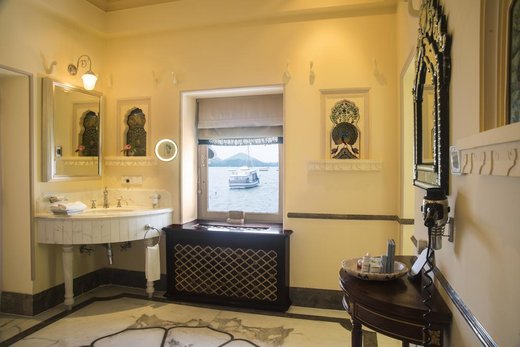 هتل کاخ دریاچه تاج هند