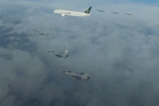 فیلم | اسکورت هواپیمای بن‌سلمان با ۶ جنگنده پاکستانی