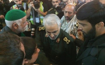 عکس | سردار سلیمانی در مراسم بزرگداشت شهدای حادثه تروریستی زاهدان