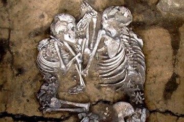 اسکلت‌های عاشق در ایران و جهان/ زوجی که ۷ قرن دست در دست هم دارند