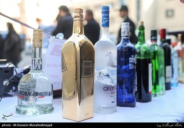 کشف «مشروبات الکلی لاکچری» با قطعات و روکش طلا در دولت‌آباد/ تصاویر
