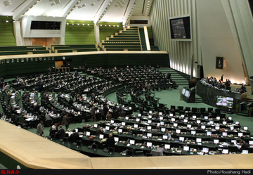 160 نائبا ايرانيا بصدد توقيع رسالة لبقاء ظريف في مهامه