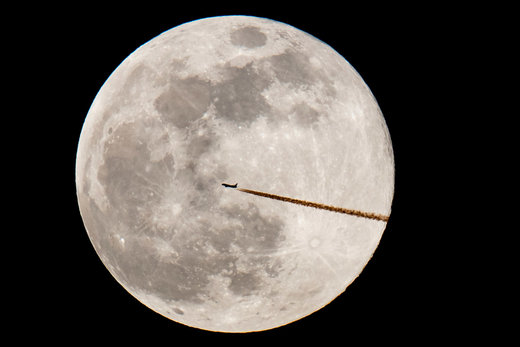 پرواز هواپیما از روی ابَر ماه در شهر نورنبرگ آلمان
