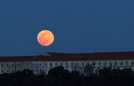 ابَر ماه در شهر لیسبون پرتغال