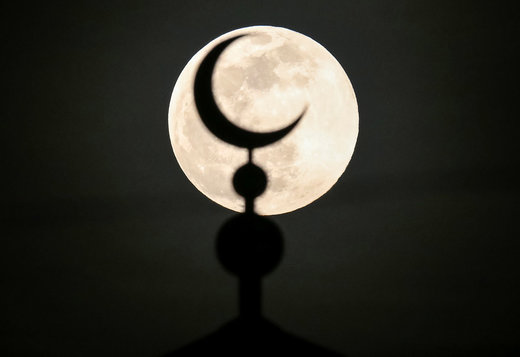 ابَر ماه در شهر آلماتی قزاقستان