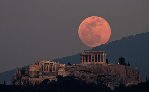 ابَر ماه در شهر آتن یونان