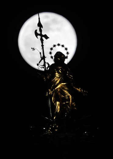 ابَر ماه در شهر میلان ایتالیا