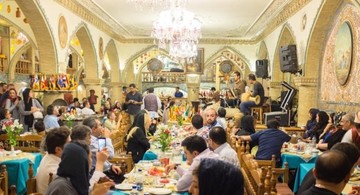 گرفتن پولی به نام حق سرویس در رستوران‌ها غیرقانونی است