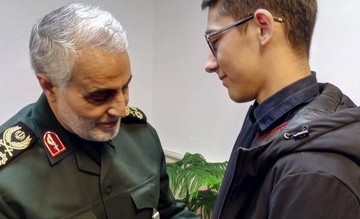 تصاویر | هدیه سردار سلیمانی به شطرنج‌باز نوجوان