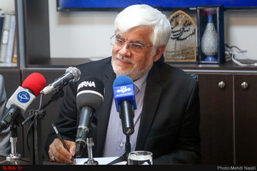 عارف: آنان که باید به جامعه آرامش دهند، سیاه‌نمایی می‌کنند/ مردم ناامید شوند از همه عبور می‌کنند