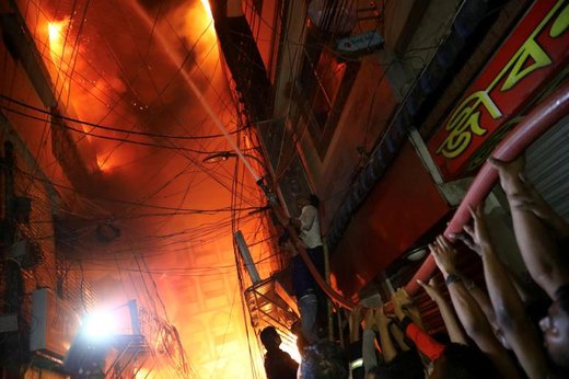 نمایی از آتش سوزی انبار مواد شیمیایی در شهر داکای بنگلادش، در این حادثه چندین ساختمان طعمه حریق شد و  70 تن جان باختند