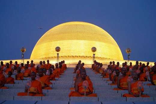 نماز خواندن راهبان بودایی در مراسمی در معبد Wat Phra Dhammakaya در خارج از شهر بانکوک تایلند