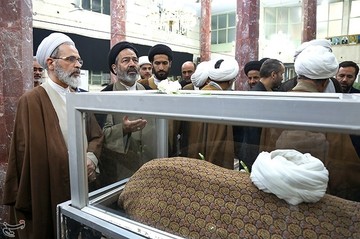 مراسم وداع با پیکر آیت الله مومن در قم