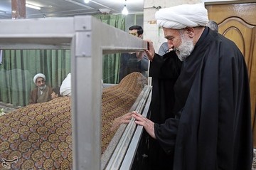 مراسم وداع با پیکر آیت الله مومن در قم