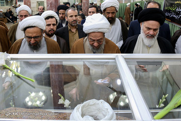 مراسم وداع با پیکر آیت الله مومن در قم