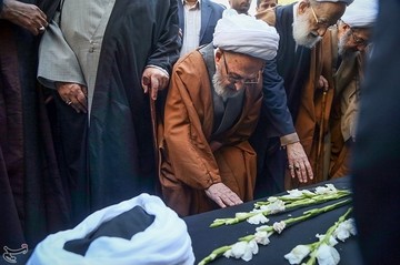 مراسم تشییع پیکر آیت‌الله محمد مؤمن