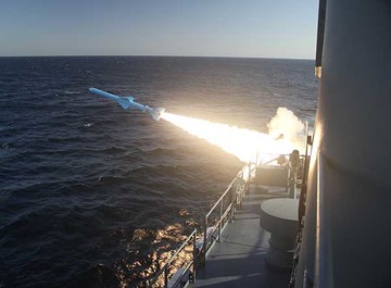 إطلاق 3 صواريخ كروز من سفينتين ومنصة إطلاق ساحلية