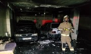 تصاویر | آتش‌سوزی ۵ خودرو و موتورسیکلت در پارکینگ مسکونی