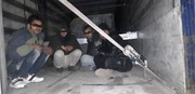 عکس | کشف ۱۰ انسان قاچاق در بار سنگ و آلومینیوم