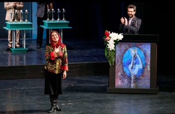 تصویر فاطمه معتمد آریا برگزیده برای بازی در نمایش «خنکای ختم خاطره» در بخش بین‌الملل سی و هفتمین جشنواره بین‌المللی تئاتر فجر را نشان می‌دهد