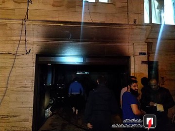 آتش سوزی خودروهای سواری در پارکینگ ساختمان مسکونی