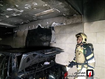 آتش سوزی خودروهای سواری در پارکینگ ساختمان مسکونی