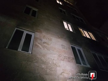 آتش سوزی خودروهای سواری در پارکینگ ساختمان مسکونی