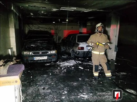 آتش سوزی خودروهای سواری در پارکینگ ساختمان مسکونی