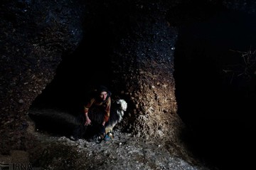 زندگی خانواده غارنشین در شهر اندیکا