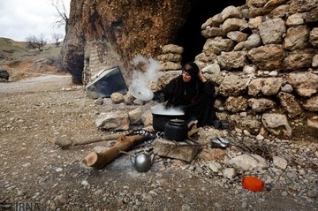 زندگی خانواده غارنشین در شهر اندیکا