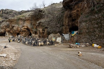زندگی خانواده غارنشین در شهر اندیکا