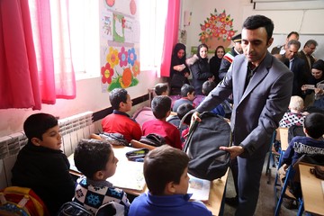 اهدای لوازم‌التحریر بانک ملت به دانش‌آموزان کردستانی
