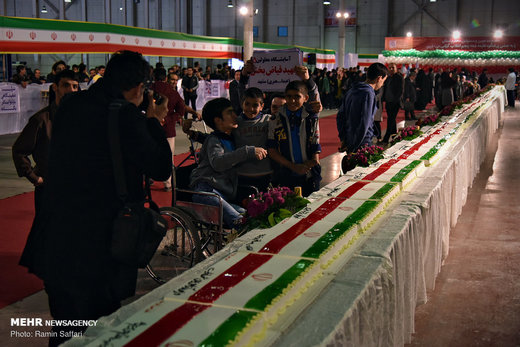 رونمایی و برش کیک بزرگ طلیعه دهه پنجم انقلاب اسلامی ایران‎