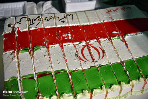 رونمایی و برش کیک بزرگ طلیعه دهه پنجم انقلاب اسلامی ایران‎