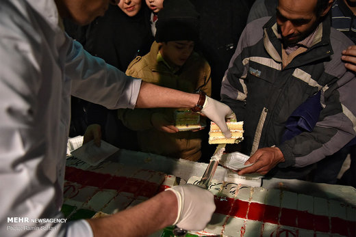 رونمایی و برش کیک بزرگ طلیعه دهه پنجم انقلاب اسلامی ایران‎