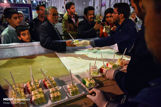 رونمایی و برش کیک بزرگ طلیعه دهه پنجم انقلاب اسلامی ایران‎