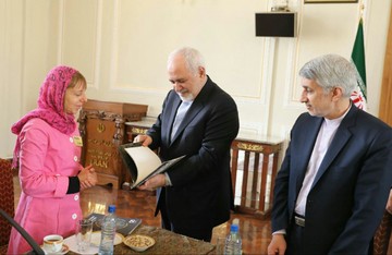 آخرین روز کاری ظریف چگونه گذشت؟/ عکس