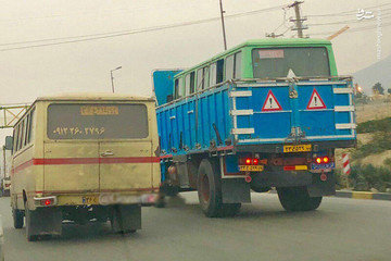 عکس | حمل مینی‌بوس با کامیون!