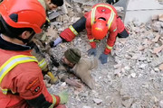 فیلم | ریزش ساختمان در تهران و نجات مردی که نیمی از تنش زیر آوار مانده