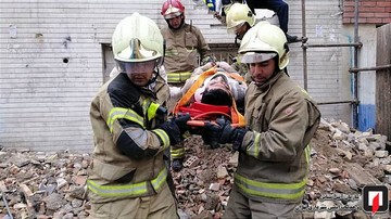 ریزش آوار منزل قدیمی در حال تخریب در بزرگراه شهید باقری